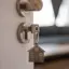  Chave com porta-chaves de casa na fechadura de uma porta entreaberta