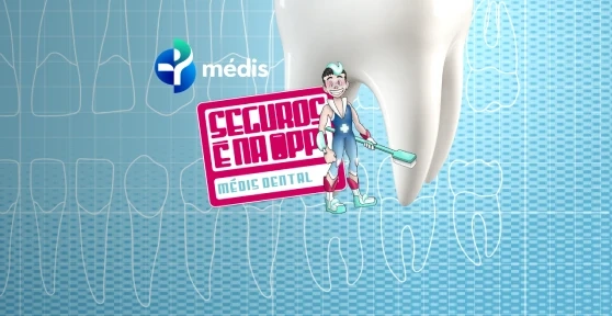 Super-herói do seguro Médis Dental junto a um dente saudável sobre fundo azul