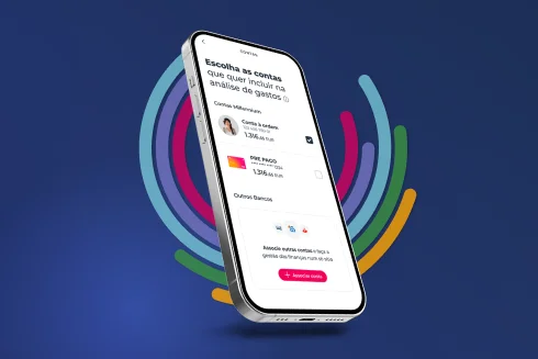Telemóvel com ecrã da App Millennium com o texto "Escolha as contas que quer incluir na análise de gastos", podendo incluir outras contas de outros Bancos