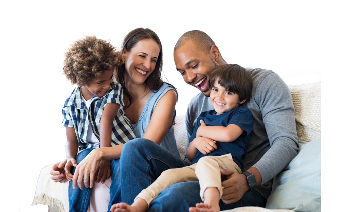 pai, mãe e 2 filhos, sentados no sofá, sorridentes