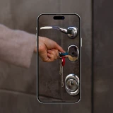 Pessoa a trancar a porta de casa com as chaves