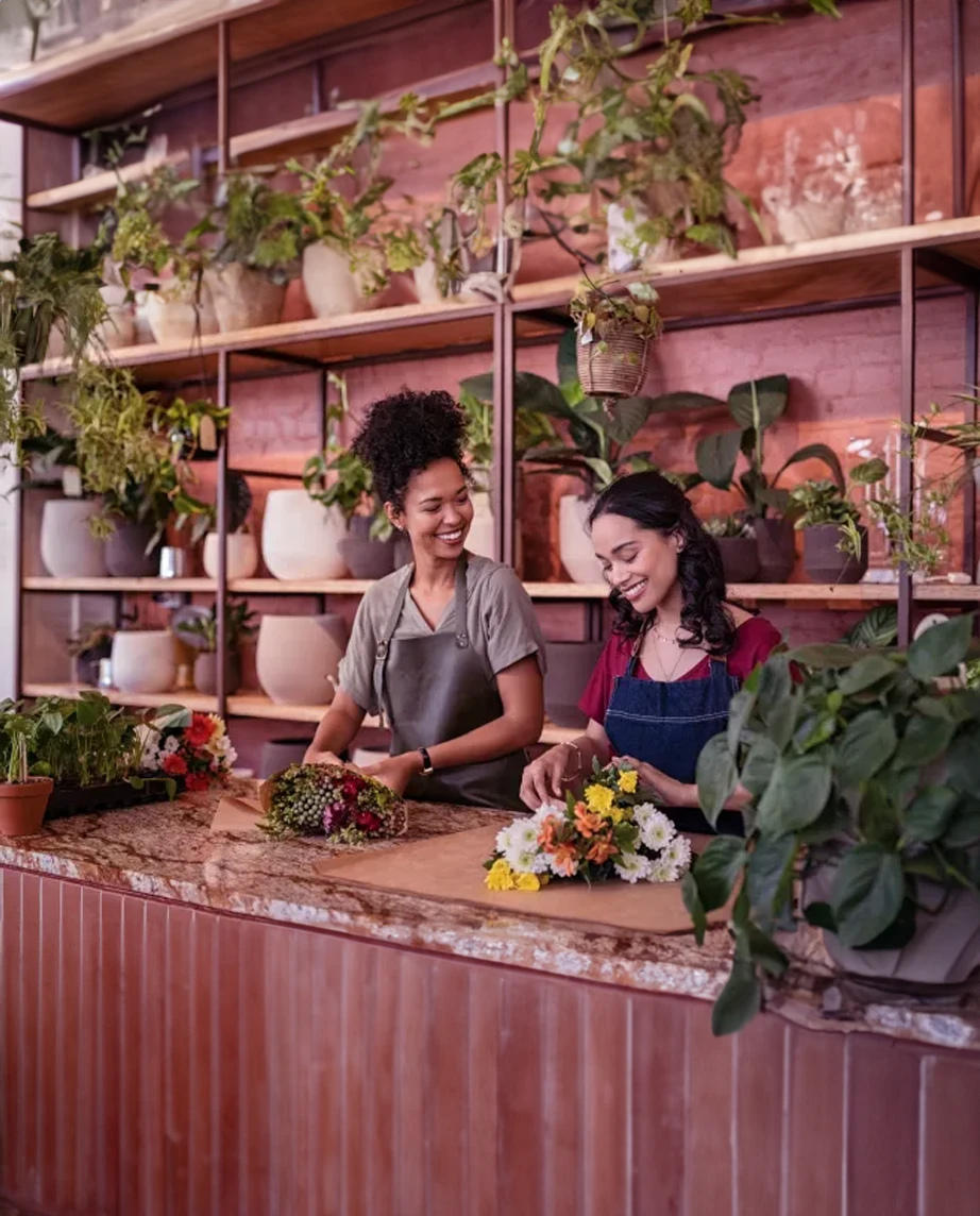 2 senhoras a fazer bouquets em loja de flores