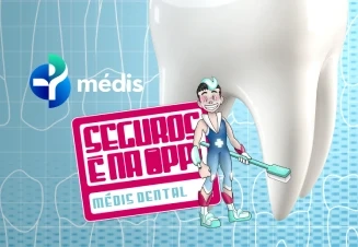 Super-herói do seguro Médis Dental junto a um dente saudável sobre fundo azul