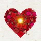 vários presentes vermelhos e rosa organizados em forma de coração sobre um fundo claro e texturizado