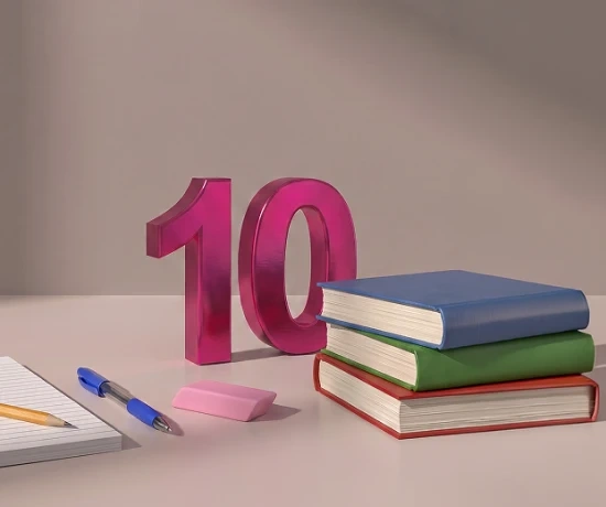 Número 10 rosa numa secretária com livros e material escolar