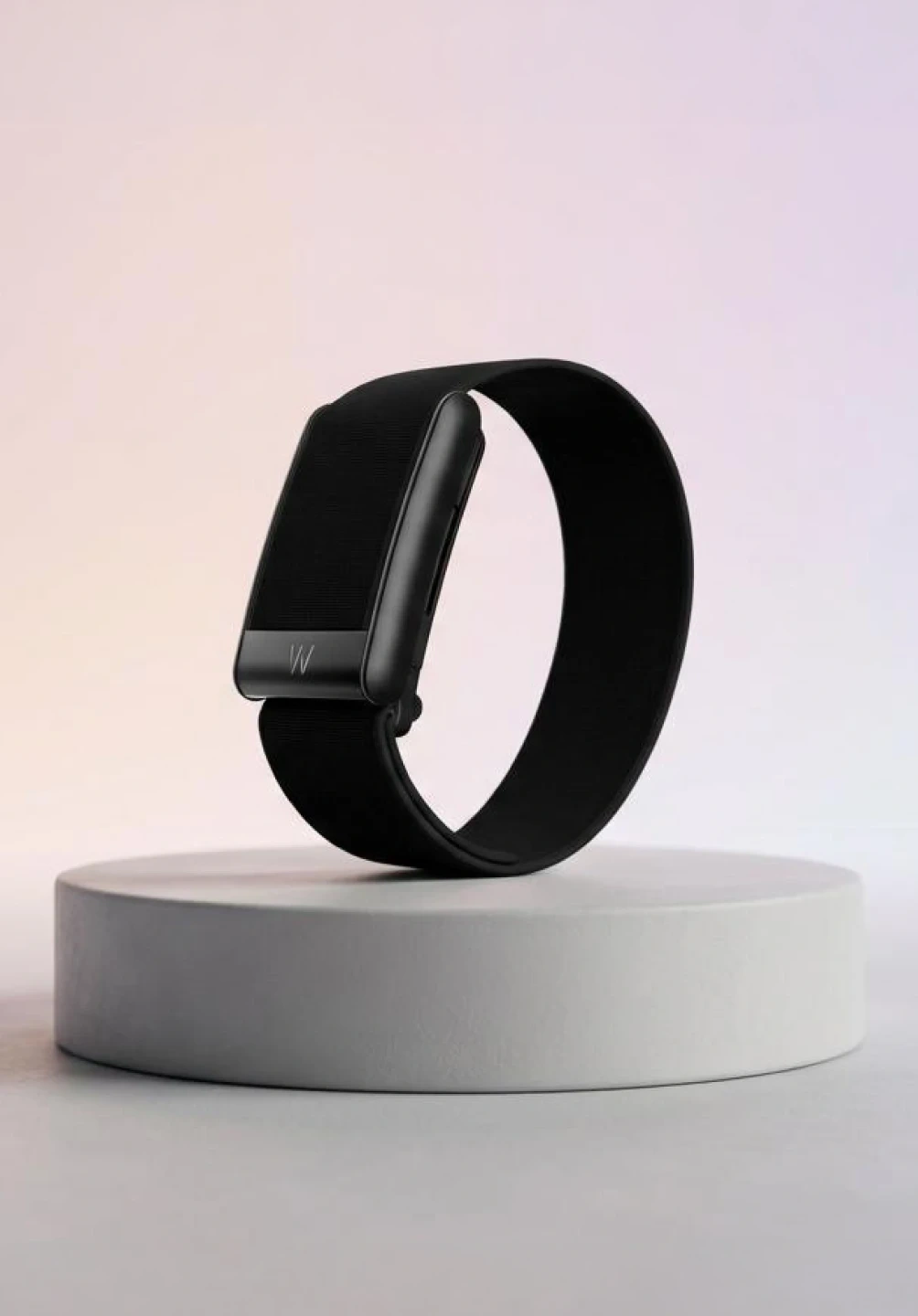 Relógio inteligente preto com um design minimalista em cima de um pedestal branco