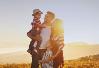 Família numa montanha num fim de tarde