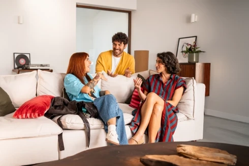 José Condessa, Mariana Valente e Rita Guimarães conversam animadamente na sala