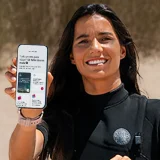 Teresa Bonvalot a mostrar o telemóvel dela com a App Millennium