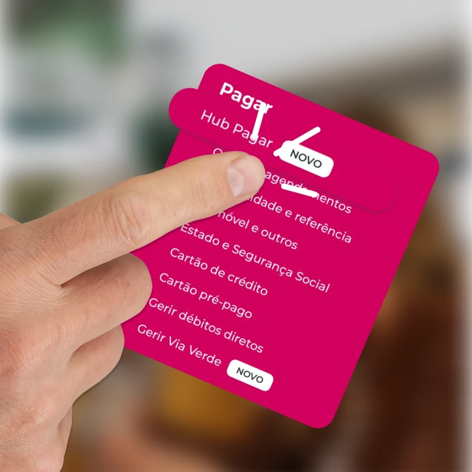 Dedo a clicar na opção "Hub Pagar" dentro do menu Pagar da App Millennium
