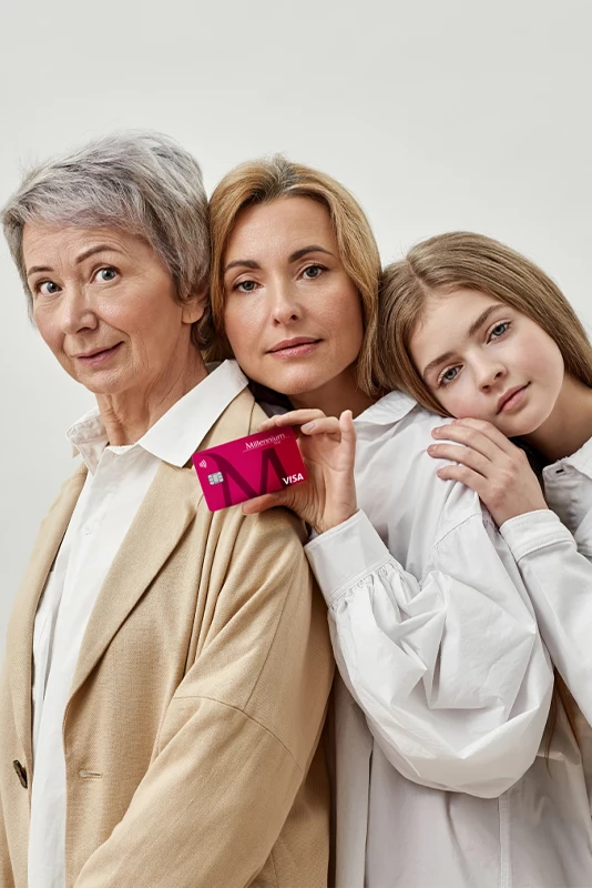 avó, mãe e filha, encostadas umas às outras, com cartão Classic na mão
