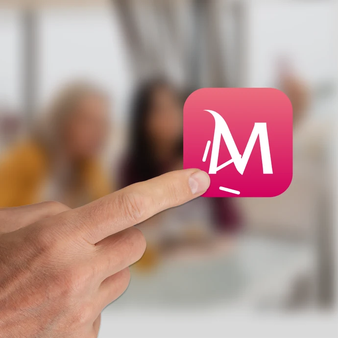 Mão carregar num icon com o M do Millennium