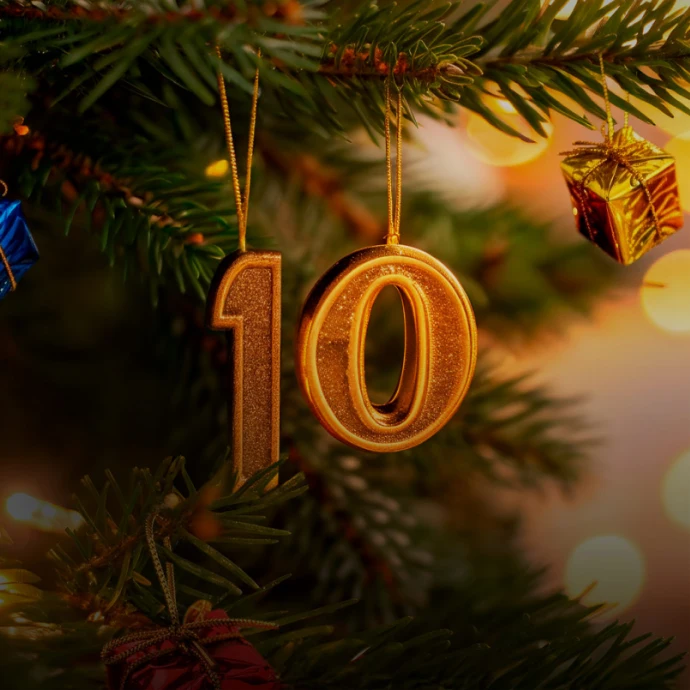 Árvore de Natal com um 10 pendurado