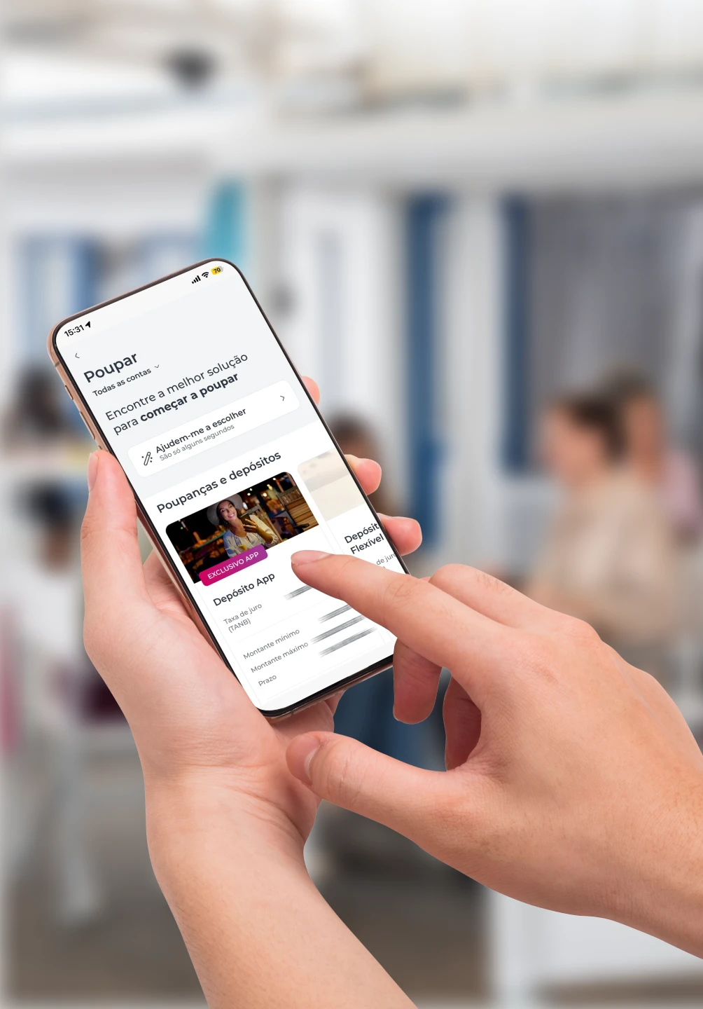 Pessoa a usar smartphone para consultar opções de poupança na App Millennium