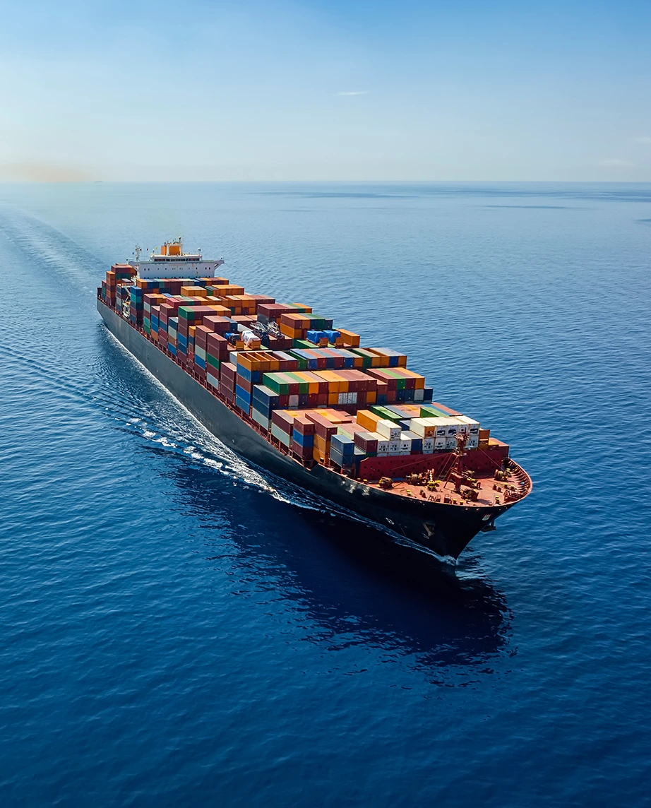 Navio porta-contentores a navegar em alto mar com céu limpo