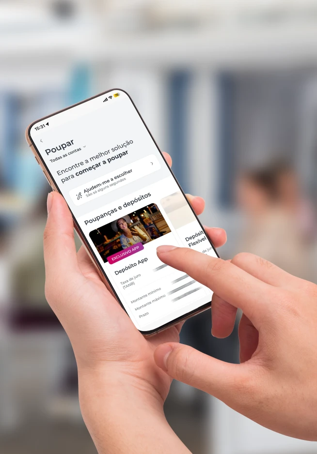 Pessoa a usar smartphone para consultar opções de poupança na App Millennium
