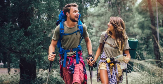 Casal a praticar caminhada