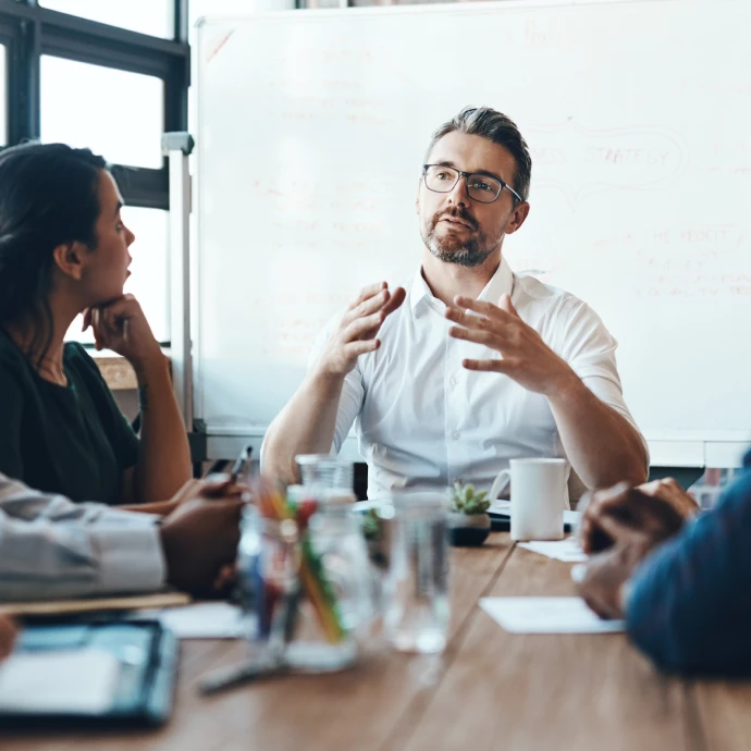 Homem a apresentar ideias numa reunião de equipa numa sala moderna