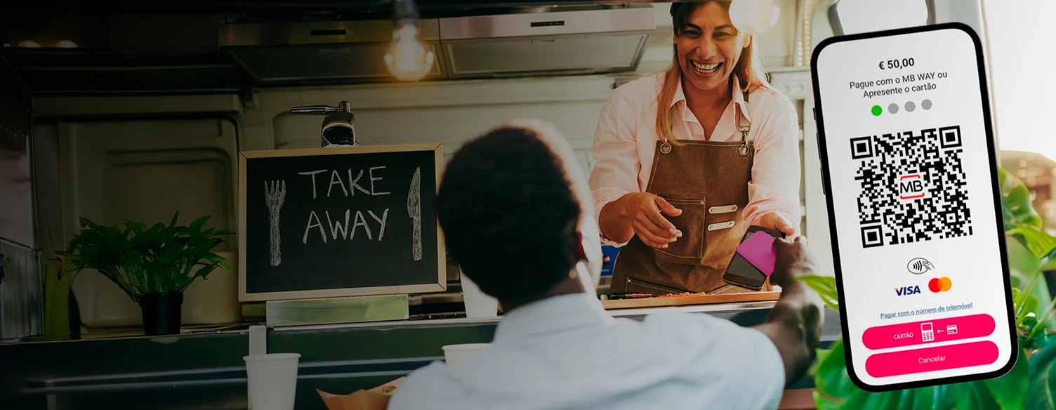 senhora sorridente a segurar TPA num restaurante, e homem a pagar com cartão contactless