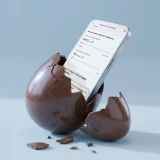 Ovo de Chocolate partido com um telemóvel no interior onde a imagem é o simulador do Crédito Pessoal