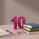 Número 10 rosa numa secretária com livros e material escolar