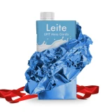 pacote de leite com papel de embrulho e laço, a ser desembrulhado