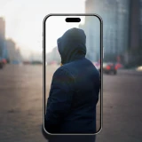 Pessoa com capuz vista de costas dentro do ecrã de um smartphone