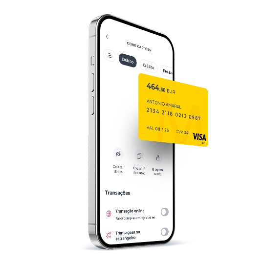 telemóvel com ecrã da App Millennium e cartão de débito Visa em cima
