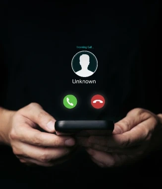 Mãos a segurar telemóvel com chamada de número desconhecido