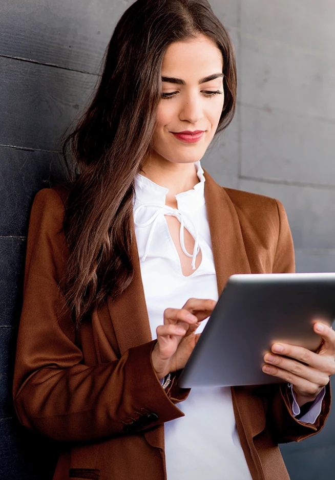 senhora sorridente com tablet na mão