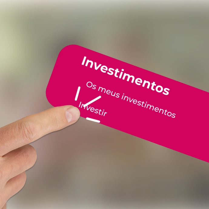 Dedo indicador a clicar no link "Investir" que se encontra na caixa cerise "Investimentos"