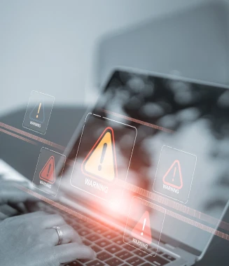mãos a mexer num computador
