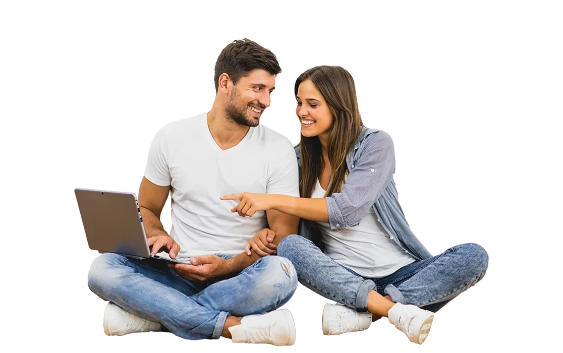 casal sentado de pernas cruzadas, com computador portátil