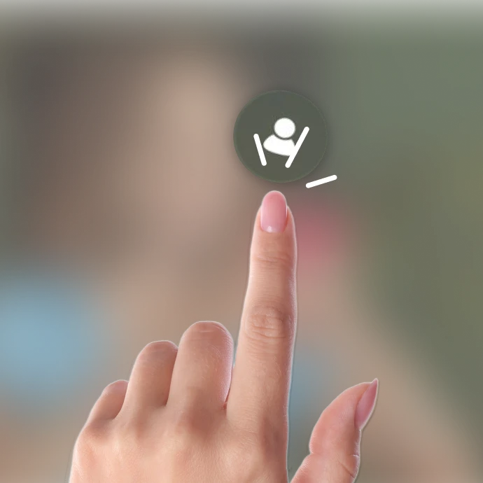 Dedo a clicar no ícone de perfil da App Millennium
