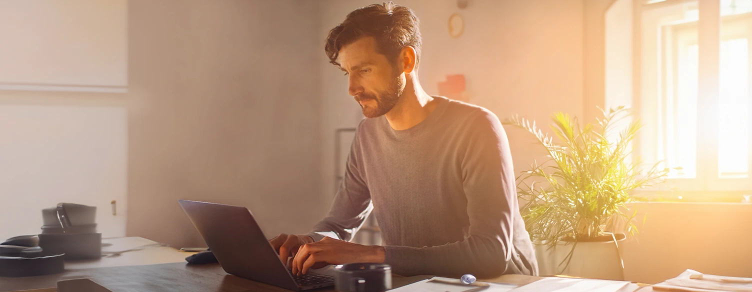 homem a olhar para o computador