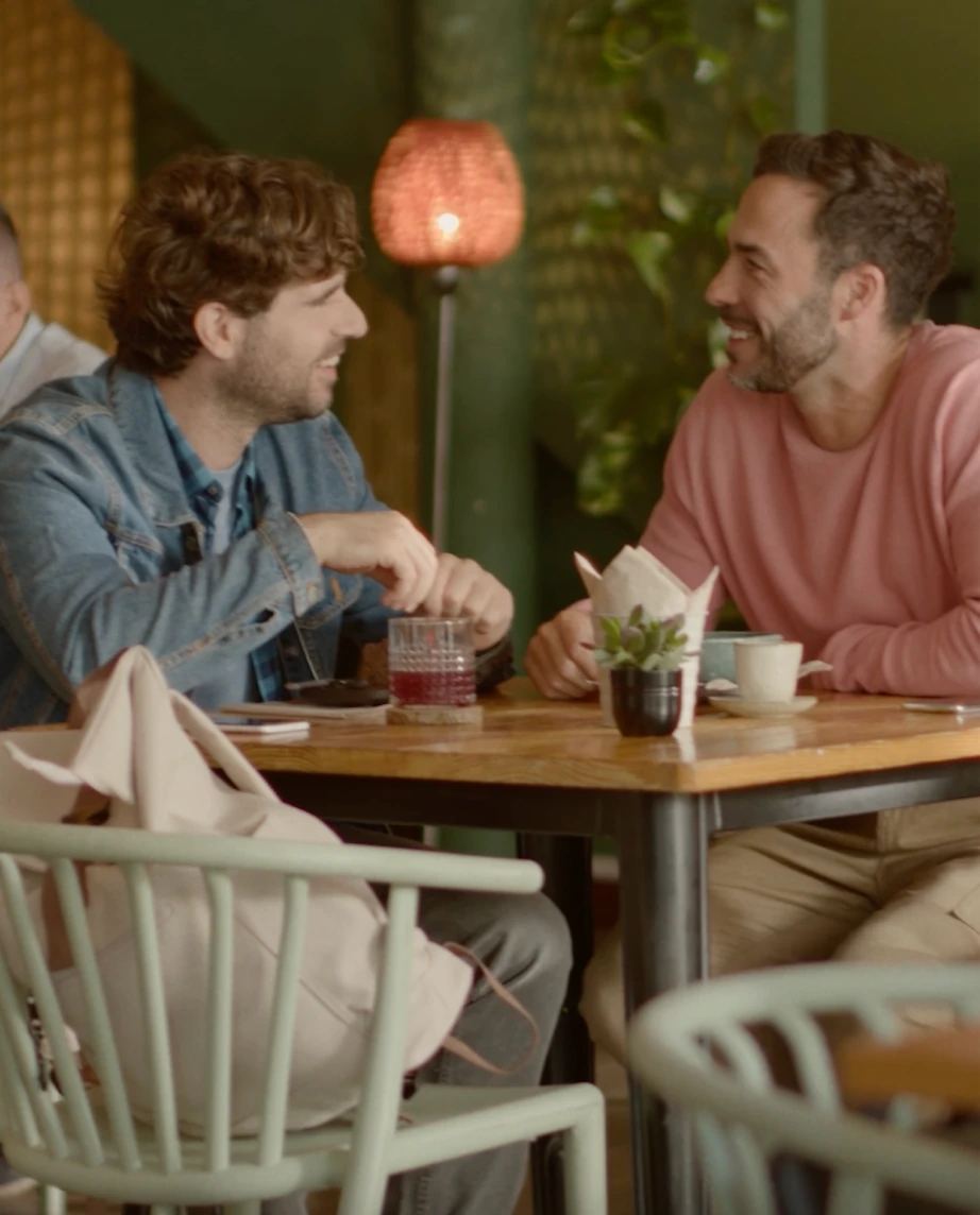 Dois amigos a conversar num café