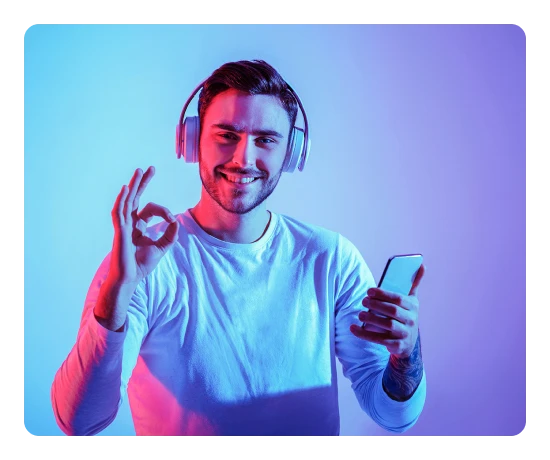 Rapaz com headphones e um telemóvel na mão direita