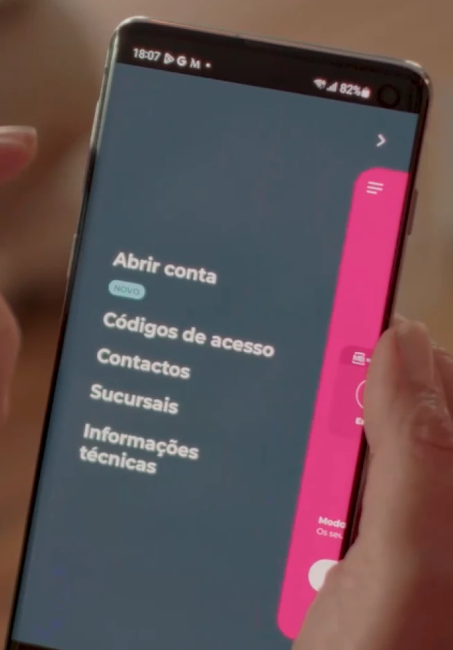 Ecrã de um telemóvel a mostrar o menu da App Millennium antes do login, sendo uma das opções "Códigos de acesso"