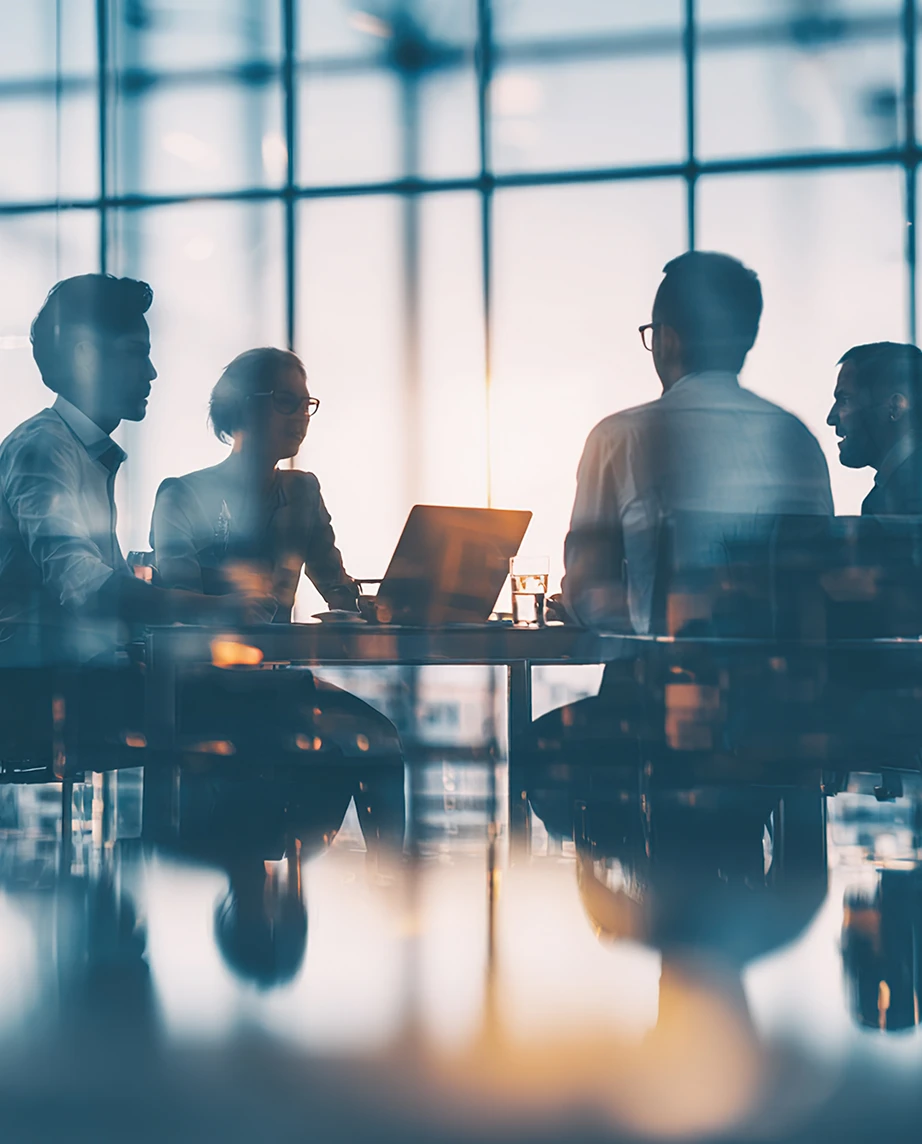 Composição visual moderna e profissional, utilizando um efeito de dupla exposição que sobrepõe uma cena de escritório a elementos urbanos desfocados, onde constam quatro pessoas