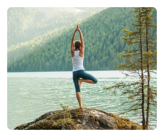 Senhora a fazer ginástica junto a um lago