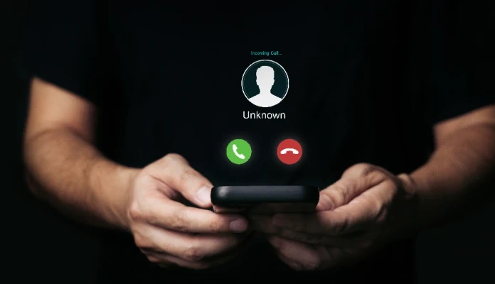 Mãos a segurar telemóvel com chamada de número desconhecido