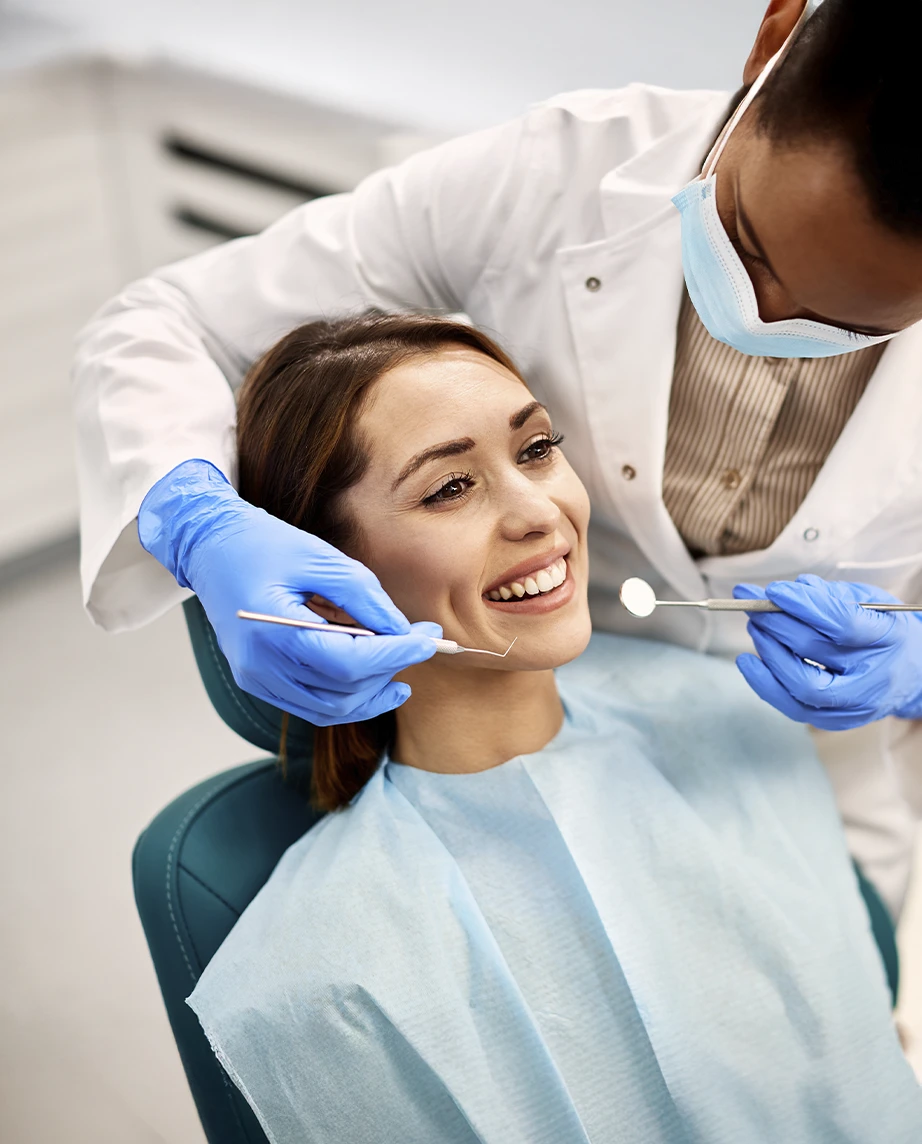 senhora sorridente no dentista