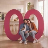 Casal sentado no logótipo do Millennium na sala de uma casa moderna