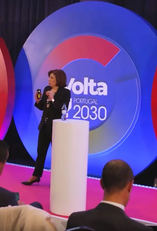Senhora, de fato, a dar uma palestra
