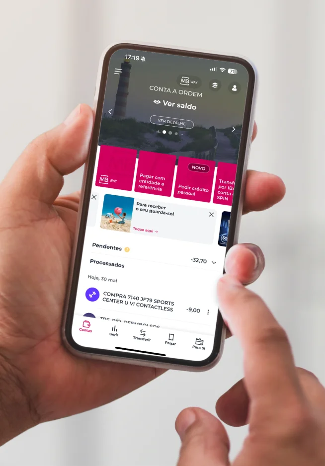 Mãos a utilizarem a App Millennium num telemóvel
