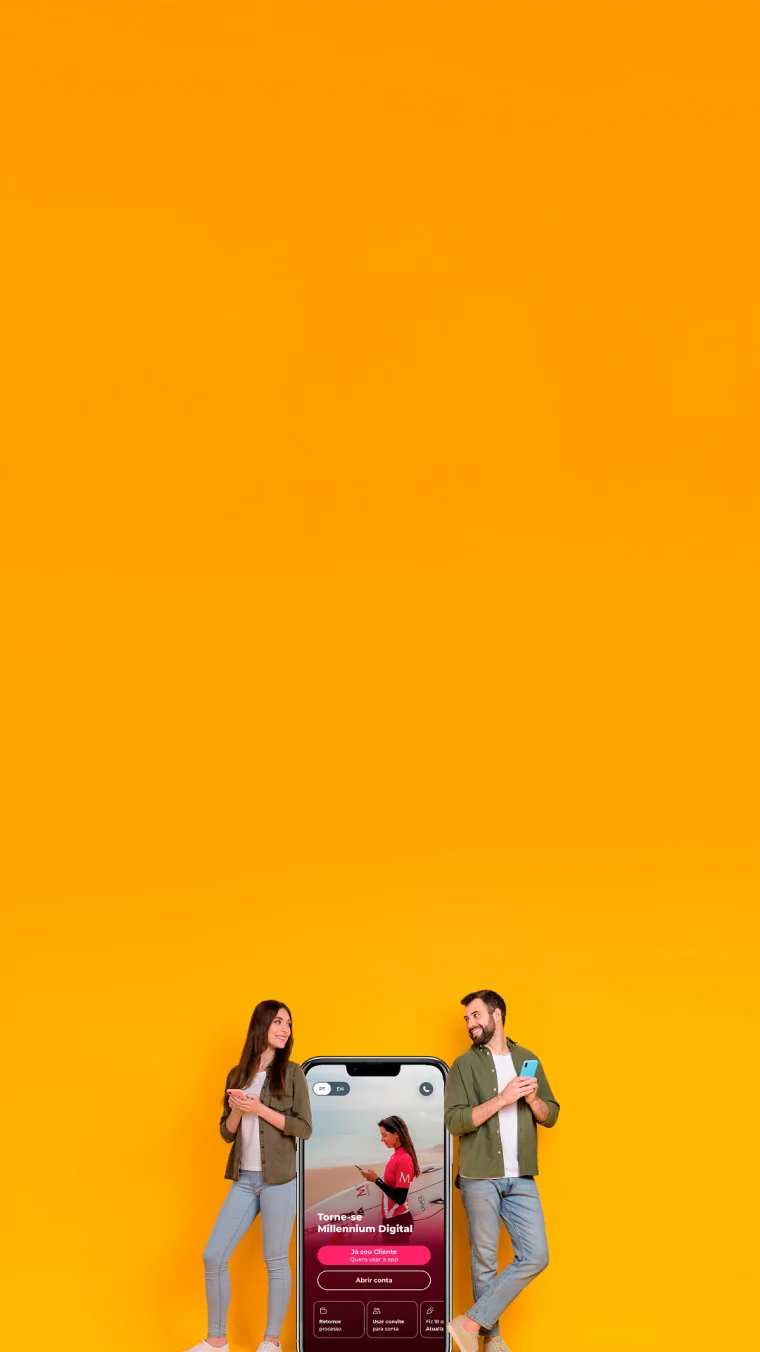 Fundo amarelo com duas pessoas encostadas a um telemóvel gigante que mostra a app do Millennium bcp, destacando a opção “Torne-se Millennium Digital” e o botão para abrir conta online