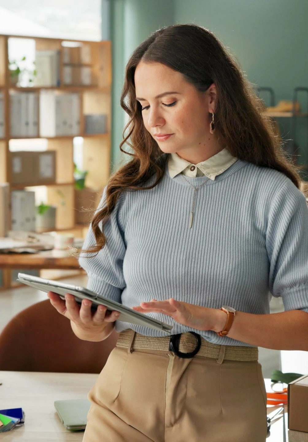Rapariga com tablet na mão