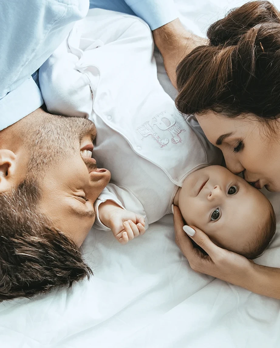 casal deitado com bebé