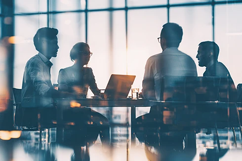 Composição visual moderna e profissional, utilizando um efeito de dupla exposição que sobrepõe uma cena de escritório a elementos urbanos desfocados, onde constam quatro pessoas