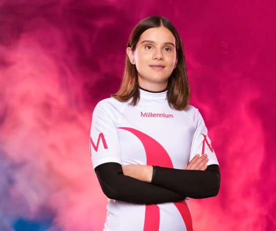 Marta Paço de braços cruzados sobre a t-shirt do Millennium bcp